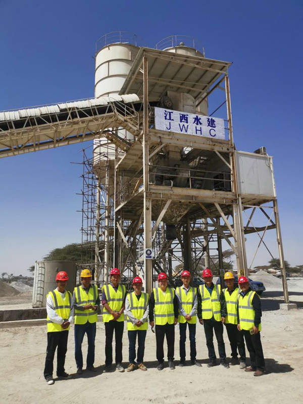 3868la银河总站公司董事长王元旦一行慰问默焦-阿瓦萨高快公路项目